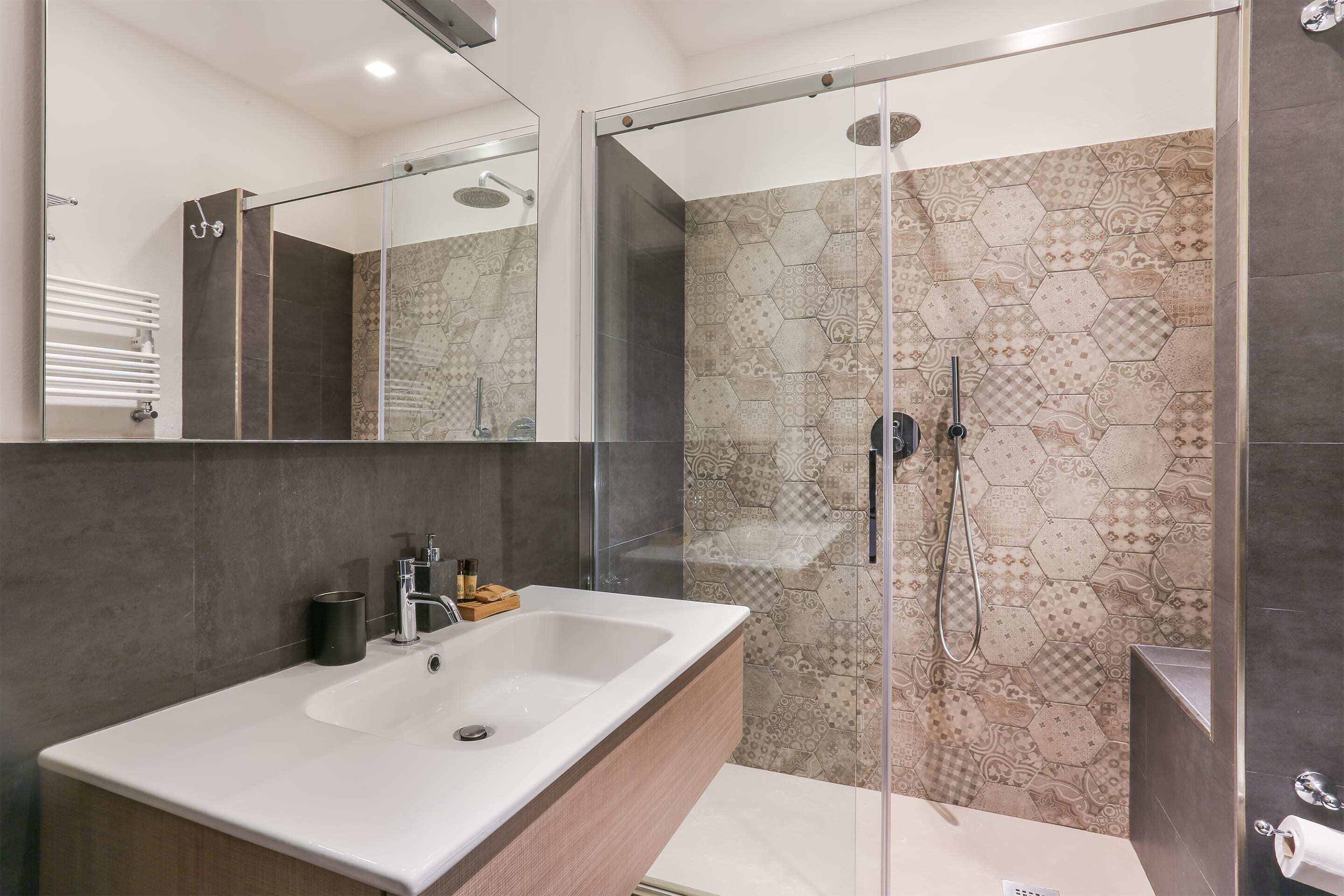 Apartamento, 2 quartos | Banheiro | Chuveiro, chuveiro com efeito de chuva, produtos de toalete grátis 