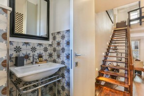 Appartement, 2 slaapkamers | Badkamer | Een douche, een regendouche, gratis toiletartikelen, een haardroger