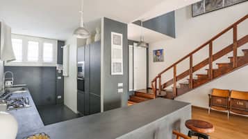 Apartemen, 2 kamar tidur | Dapur pribadi | Lemari es besar, microwave, oven, dan kompor