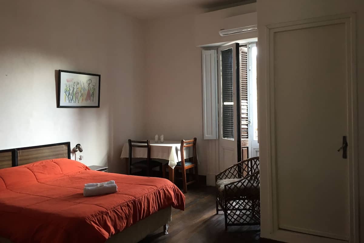 Triple Room | Desk, iron/ironing board, free WiFi, bed sheets