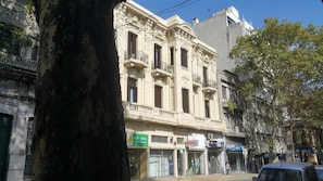 Un edificio con un cartello che indica 'HOTEL' e un cartello sottostante per 'ROTERIA VEGETARIA'.