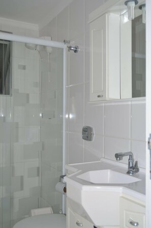 Traditional Apartment, 1 Bedroom, Non Smoking, Kitchen | Bathroom