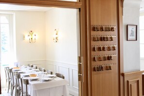 Daily continental breakfast (EUR 11 per person) - Hôtel Sainte Marie (Lourdes)