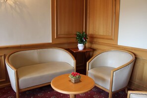 Lobby-lounge