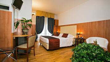 Minibar, safe på rommet, skrivebord og wi-fi (inkludert)