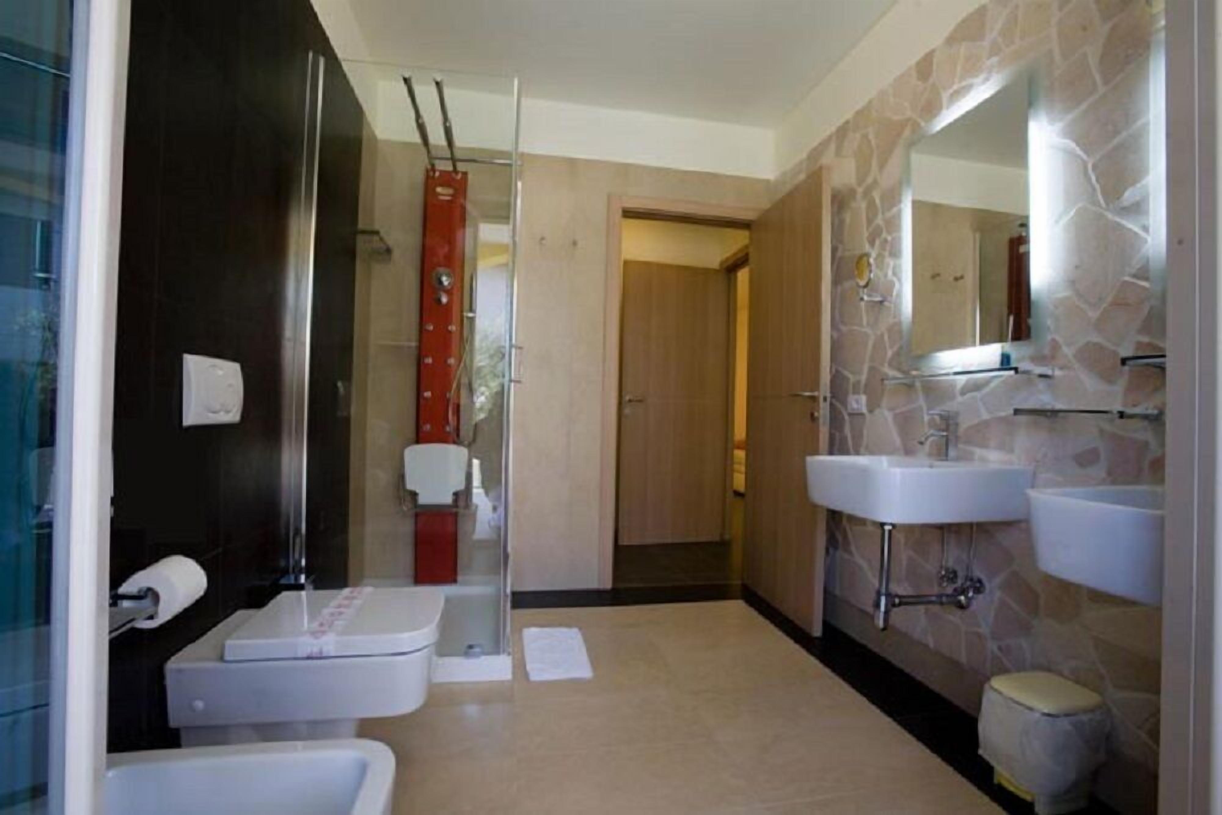 shower, free toiletries, hair dryer, bidet