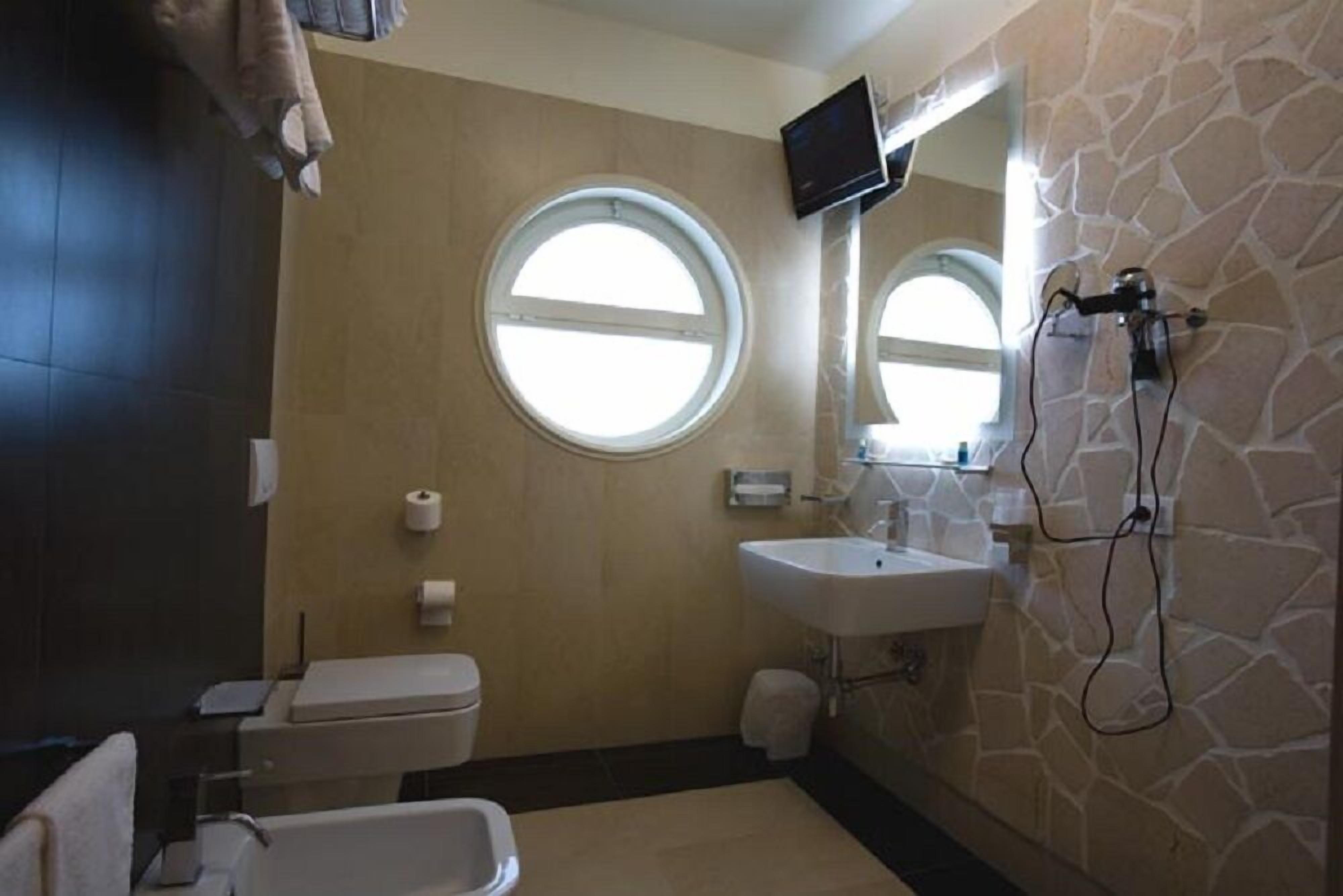 shower, free toiletries, hair dryer, bidet