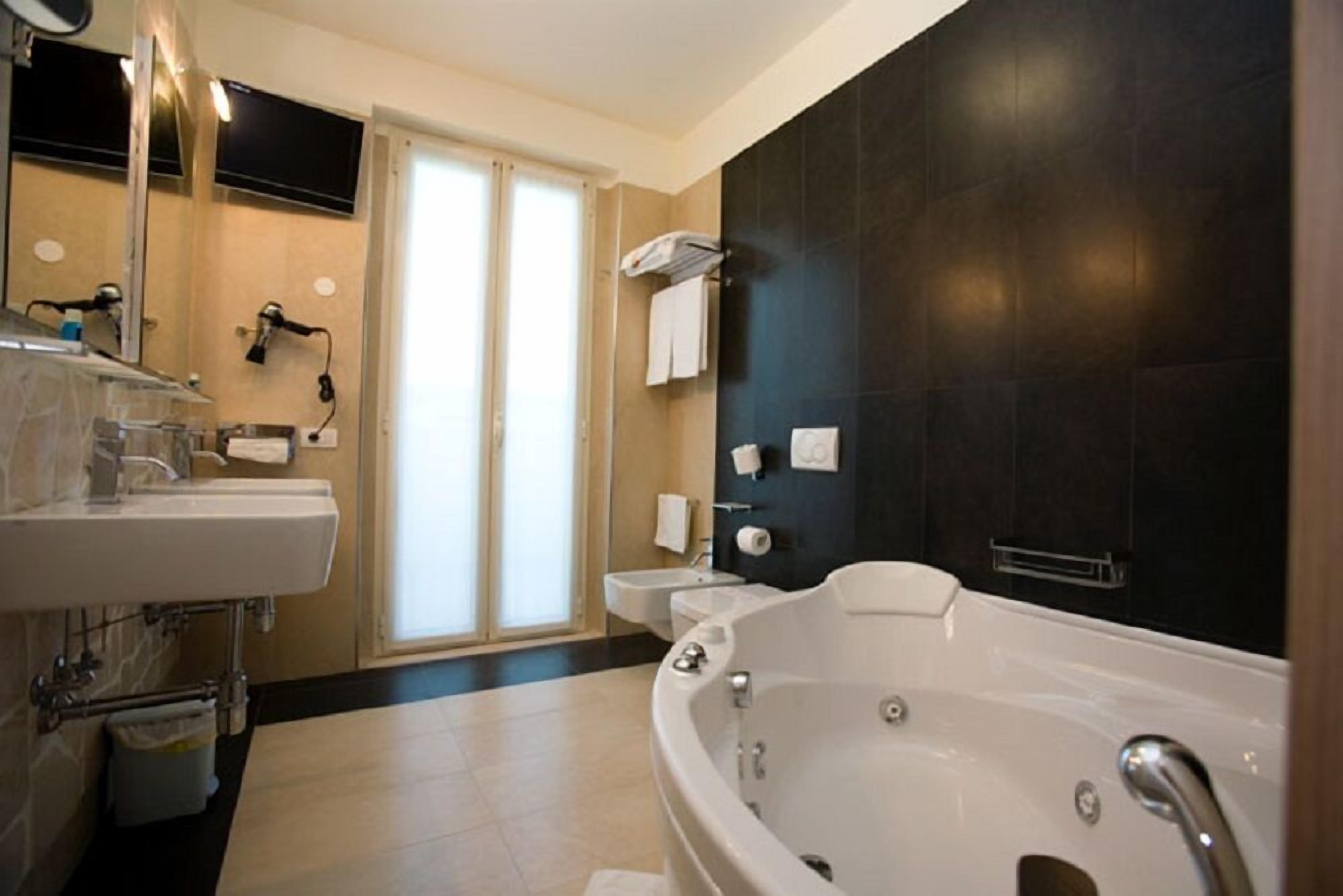 shower, free toiletries, hair dryer, bidet