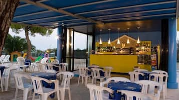 Bar junto a la piscina