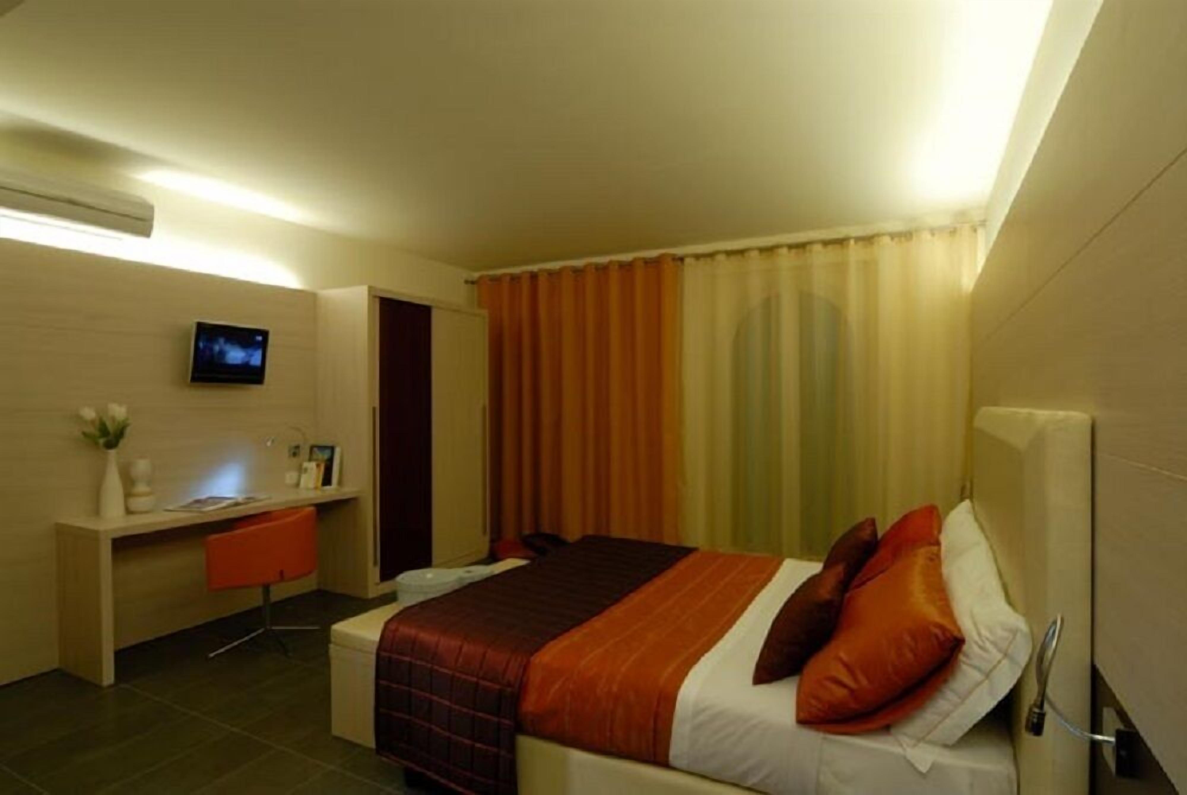 minibar, in-room safe, desk, free wifi