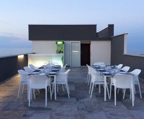 Outdoor dining - Hotel Villa Joseph (Mondolfo)