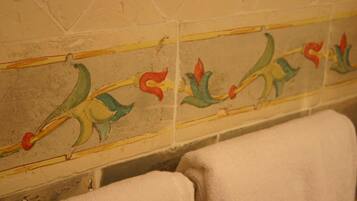 Un mur recouvert de carreaux décorés d’un motif floral.