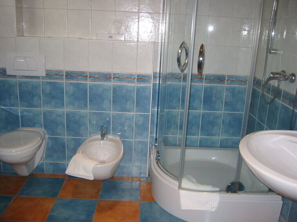 house, ensuite, city view | bathroom