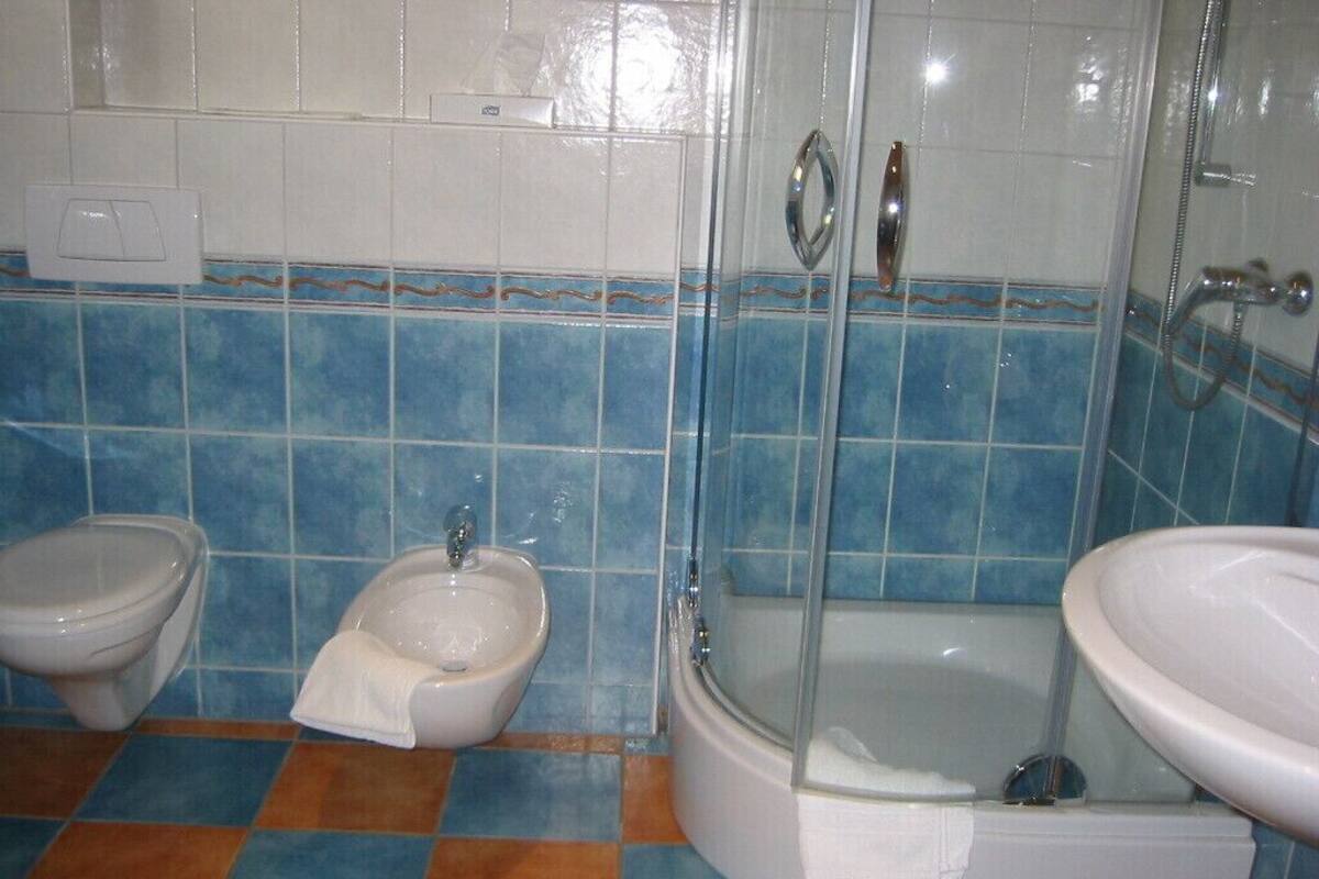 house, ensuite, city view | bathroom