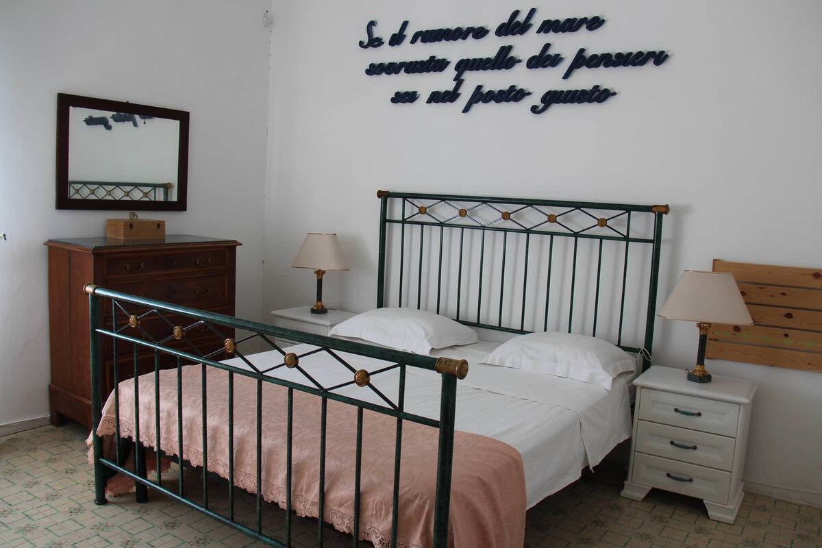 Minibar, free WiFi, bed sheets