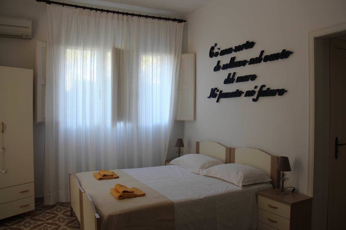 Minibar, free WiFi, bed sheets