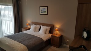 Deluxe appartement, uitzicht op het water | 1 slaapkamer, een bureau, een strijkplank/strijkijzer, gratis wifi