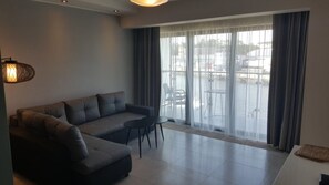 Deluxe Apartment, Canal View | Living area