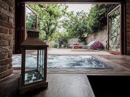 Sauna, hot tub