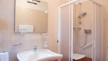 Habitación individual | Baño | Regadera, amenidades de baño gratuitas, secadora de cabello, toallas