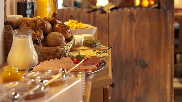 A breakfast buffet with various cheeses, meats, and pastries. - Hotel Cima d'Asta (Pieve Tesino)