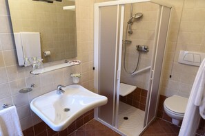 Kamer, 1 twee- of 2 eenpersoonsbedden | Badkamer | Een douche, gratis toiletartikelen, een haardroger, handdoeken