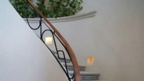 Un escalier en colimaçon avec une rampe en bois et des marches décorées.