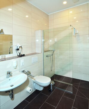 Shower, free toiletries, hair dryer, towels - Villa Oranien Hotel Restaurant (Diez)
