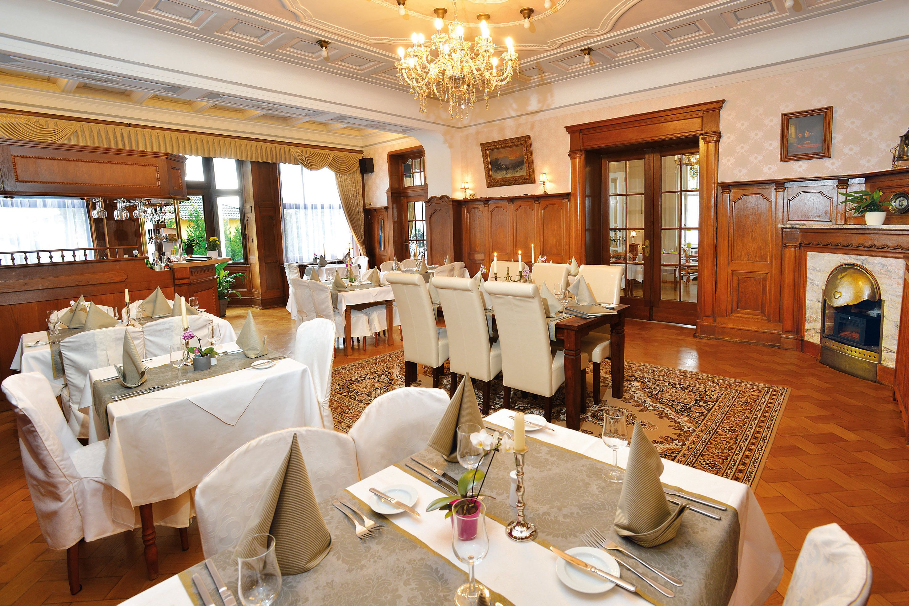 lunch and dinner served