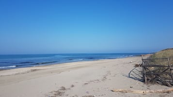 In Strandnähe, weißer Sandstrand