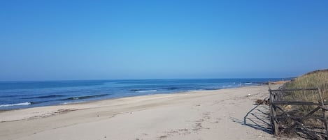 In Strandnähe, weißer Sandstrand