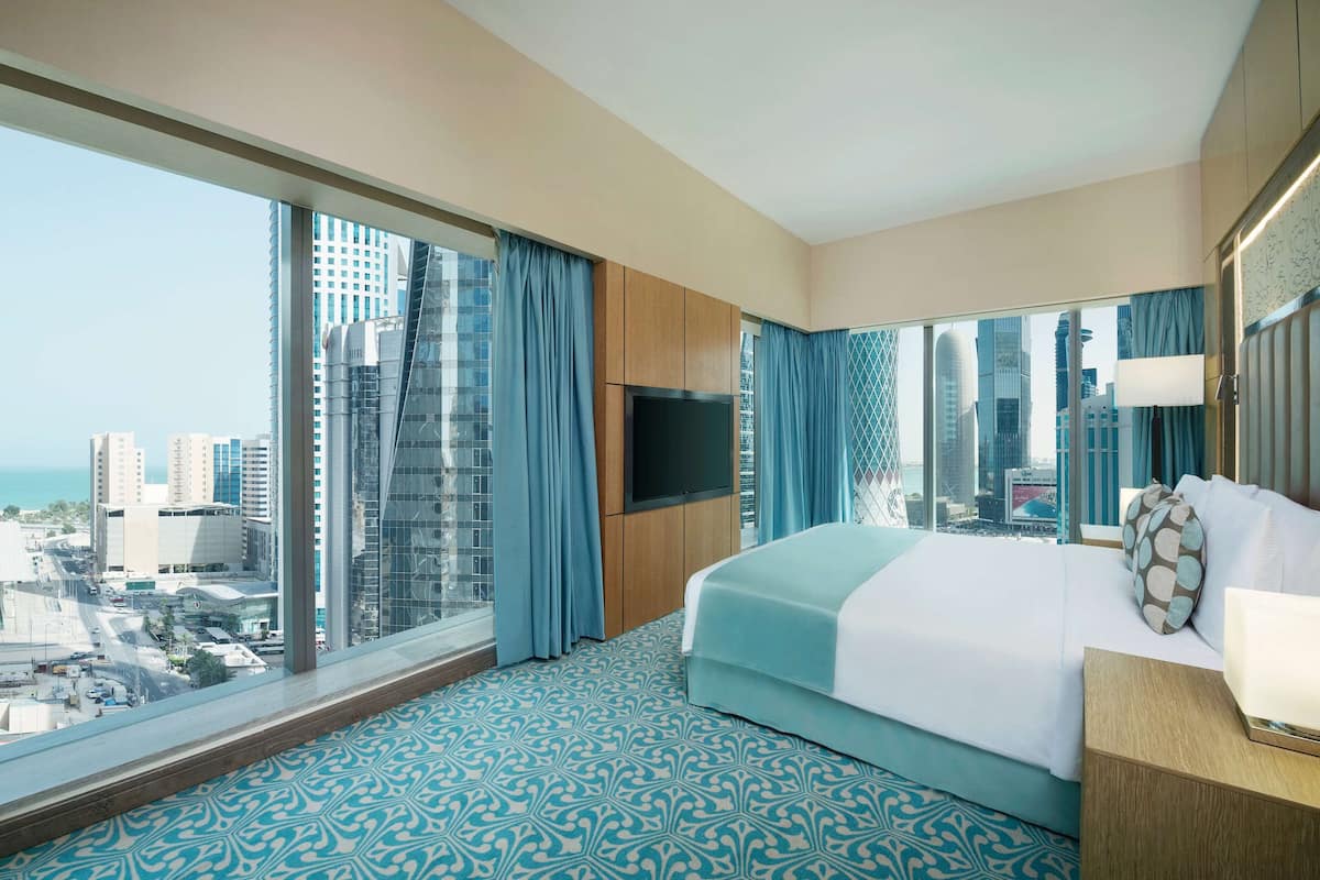 خزنة داخل الغرفة ومكتب وستائر تعتيم وتجهيزات عازلة للصوت