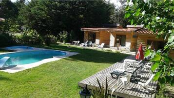 Hồ bơi ngoài trời, dù/ô trên bãi biển/hồ bơi, ghế dài tắm nắng