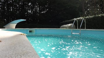 Piscine extérieure, parasols de plage, chaises longues