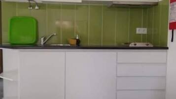 Refrigerador, microondas, placa de cocina, utensilios de cocina
