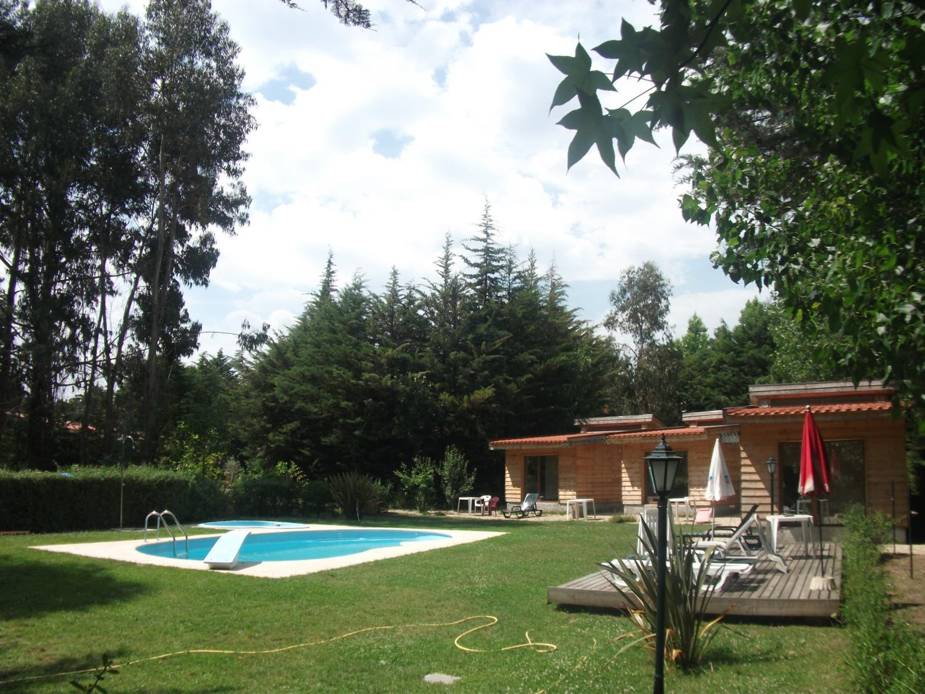 Udendørs pool, parasoller, liggestole