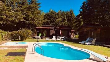 Hồ bơi ngoài trời, dù/ô trên bãi biển/hồ bơi, ghế dài tắm nắng