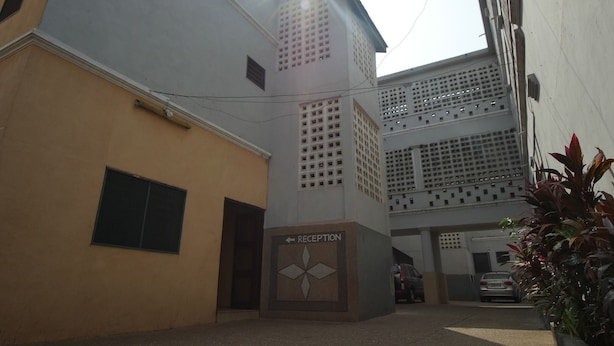 Un edificio con recepción, señalizada con una flecha.