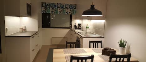 Full-size fridge, microwave, oven, stovetop