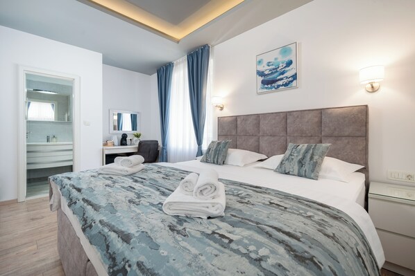 Chambre Double Deluxe, 1 trÚs grand lit | 1 chambre, literie de qualité supérieure, minibar