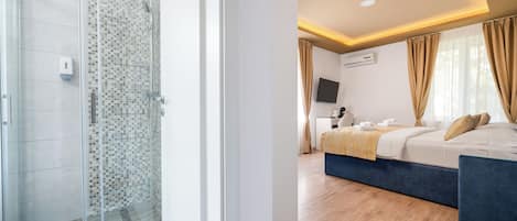 Deluxe Double Room, 1 King Bed | 1 bedroom, premium bedding, minibar, in-room safe