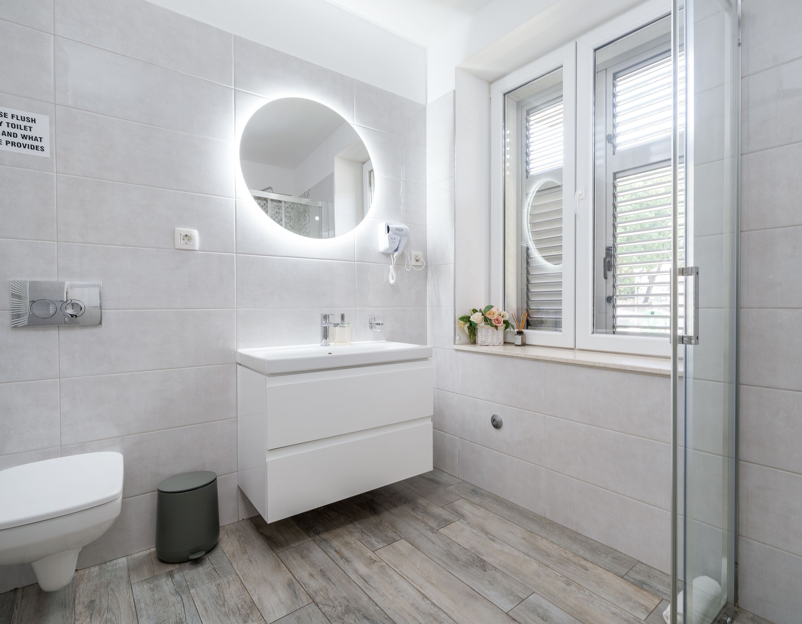 Kamar Double Deluks, 1 Tempat Tidur King | Kamar mandi | Shower, pancuran hujan, perlengkapan mandi gratis, dan pengering rambut