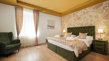 Deluxe-dobbeltværelse - 1 kingsize-seng | 1 soveværelse, premium-sengetøj, minibar, pengeskab på værelset