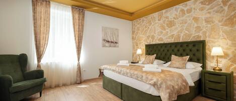 Kahden hengen deluxe-huone, 1 suuri parisänky | 1 makuuhuone, ylelliset vuodevaatteet, minibaari, tallelokero huoneessa