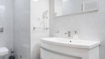 Habitación doble Deluxe, 1 cama King size | Baño | Regadera, regadera tipo lluvia, amenidades de baño gratuitas