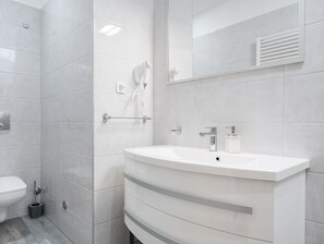 Deluxe-dobbeltværelse - 1 kingsize-seng | Badeværelse | Bruser, brusehoved med spredningseffekt, gratis toiletartikler