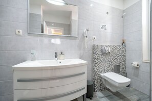 Chambre Double Deluxe, 1 trÚs grand lit | Salle de bain | Douche, douche à « effet pluie », articles de toilette gratuits