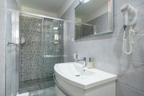 Deluxe-Doppelzimmer, 1 King-Bett | Badezimmer | Dusche, Regendusche, kostenlose Toilettenartikel, Haartrockner