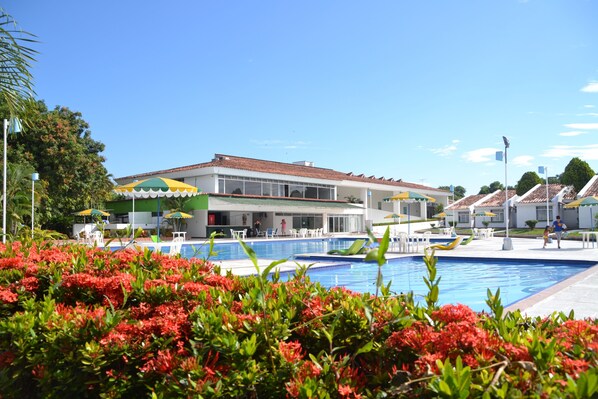 Outdoor pool, sun loungers - Hotel Albatros (Espinal)