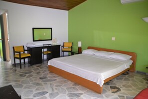 Junior Room | Bed sheets - Hotel Albatros (Espinal)